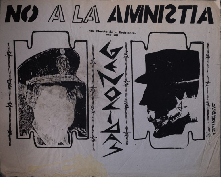 On a white page, a black ink drawing has the text NO A LA AMNISTA at the top with two heads with blank faces under it, one is a police officer and the other has fangs with a fire-breathing wolf on the side of its face.