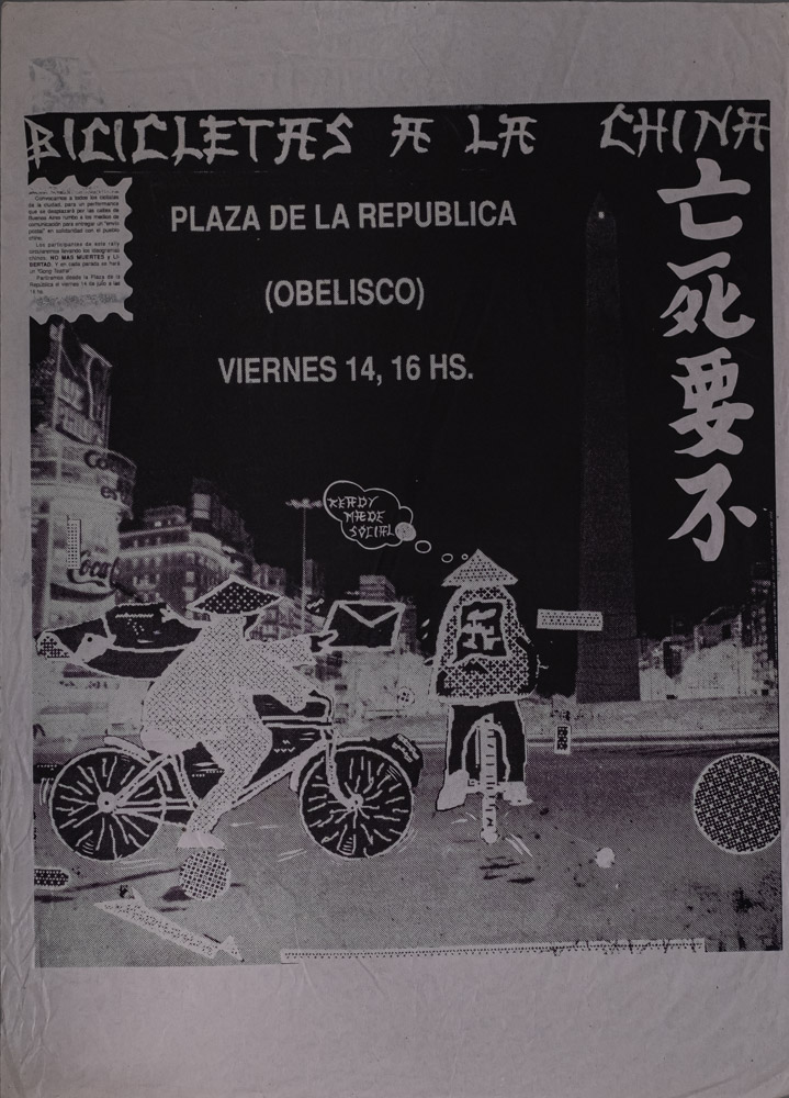 A photo in negative of a city street on which people ride bicycles and wear pointy hats similar to those traditionally worn by rice growers, is overlaid with Japanese text. In white block letters in the following words appear towards the center of the image: "PLAZA DE LA REPUBLICA (OBELISCO) VIERNES, 16HS.