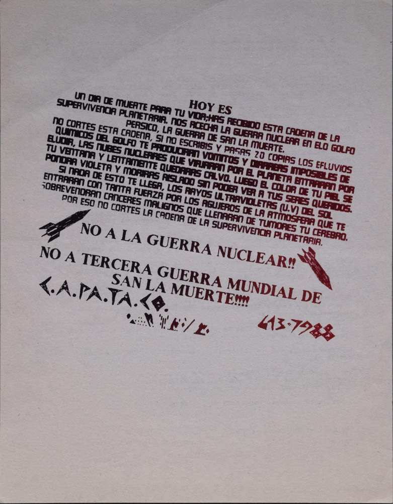 A silk screened anti-war poster in dense, type written text in Spanish that black on the left and fades into red on the right. The block of text is skewed and on an angle. It calls for resistance to nuclear war, and has images of two warheads on either side of some of the text.